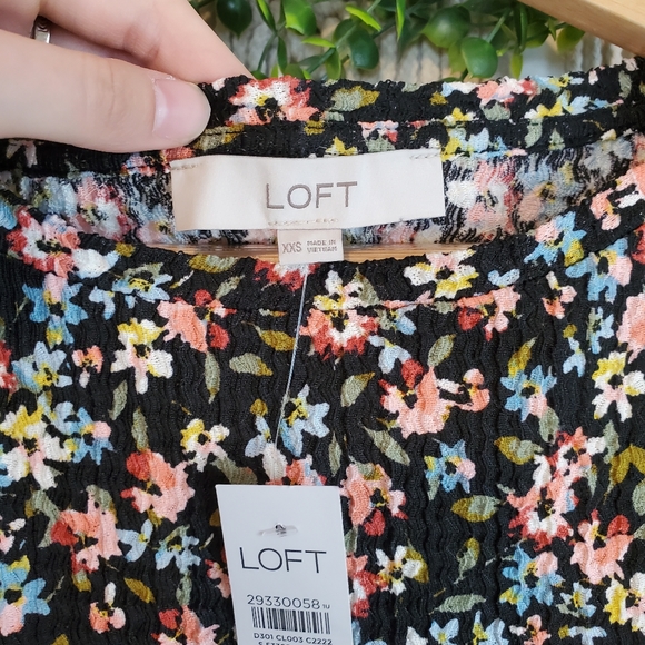 NEW LOFT Colorful Black Floral Print Short Puff Sleeve Crewneck Blouse sz XXS - Picture 4 of 8